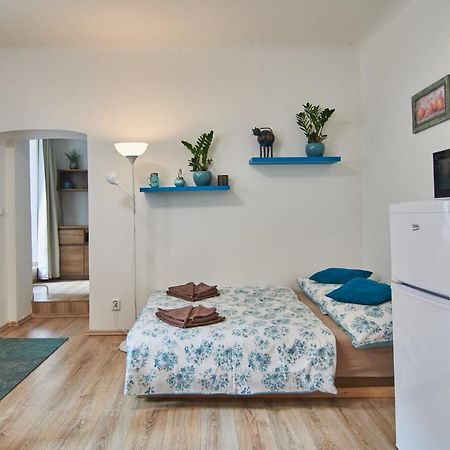 Nice Home To Stay At Prague Close To Castle With Terrace And Garden Exterior photo